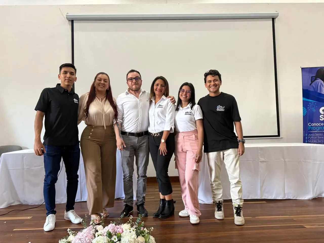 Equipo de desarrolladores colaborando