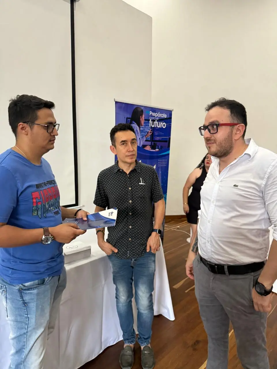 Desarrollador trabajando en código